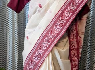 09094002-offwhite base Red heavy border close